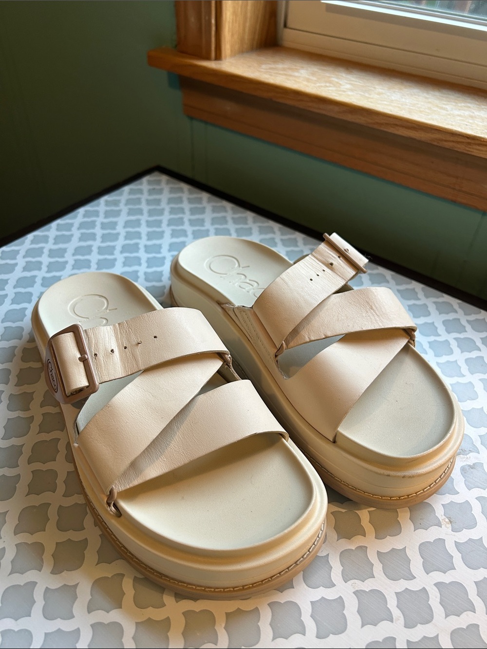 Chaco Women’s Cream Townes Platform sandal size 9.